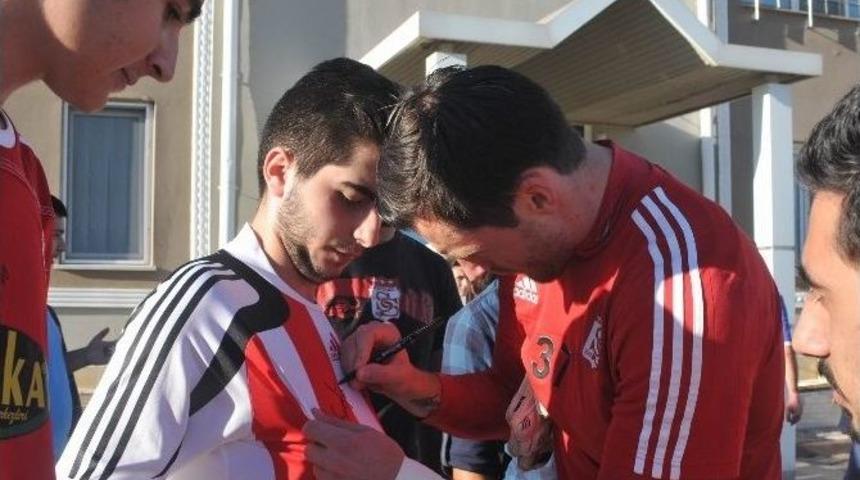 Sivasspor Taraftarlarından Futbolculara Yoğun İlgi
