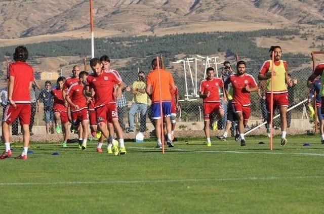 Sivasspor Taraftarlarından Futbolculara Yoğun İlgi