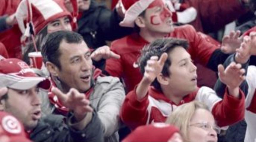 Milli Ma&ccedil;a Gelen &Ccedil;ocuklara Forma Hediye