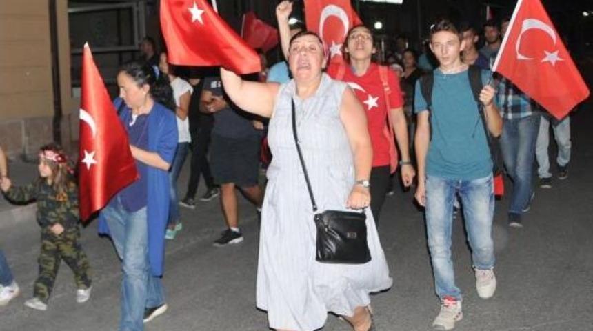Şehitler I&ccedil;in Y&uuml;r&uuml;y&uuml;p, Birlik Beraberlik I&ccedil;in Birlerine Sarıldılar