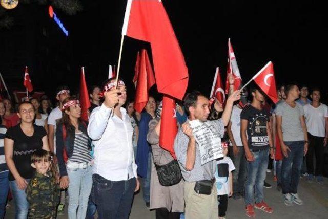 Şehitler Için Yürüyüp, Birlik Beraberlik Için Birlerine Sarıldılar