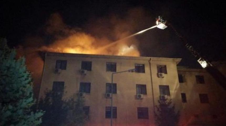 Orduevi'nin &Ccedil;atısı Alev Alev Yandı