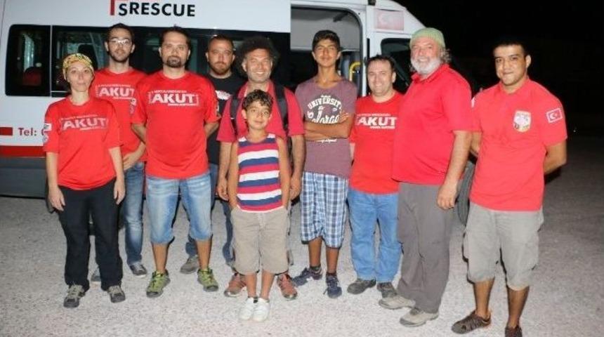 Doğa Y&uuml;r&uuml;y&uuml;ş&uuml;nde Kaybolan Tatilci Aileyi Akut Kurtardı