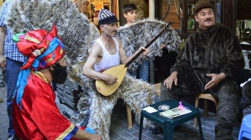 Sanat&ccedil;ılar Ayı Ve Kartal Kost&uuml;m&uuml; Giyerek Barış İstedi