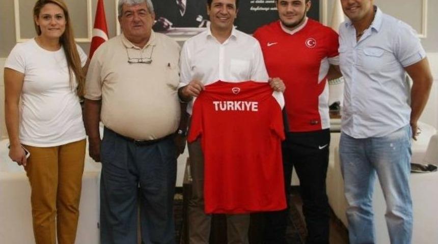 D&ouml;şemealtı Belediyesi&rsquo;nden Milli G&uuml;reş&ccedil;iye 5 Altın