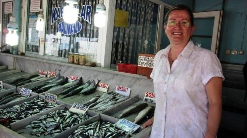 Sezonun İlk Balıkları Tezgahları S&uuml;sledi