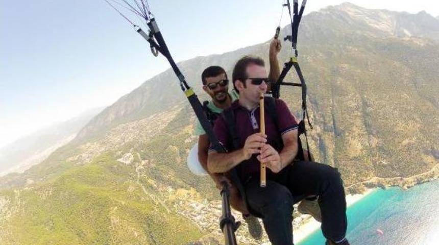 G&ouml;rme Engelli M&uuml;zisyen G&ouml;ky&uuml;z&uuml;nde Kaval Ve Ney &Ccedil;aldı