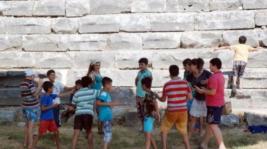 &Ccedil;ocuklar Tarihi Yaşayarak &Ouml;ğreniyor