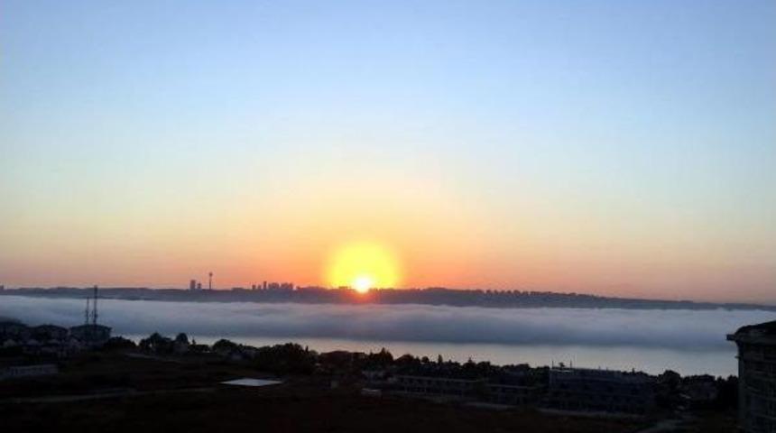 Sis, B&uuml;y&uuml;k&ccedil;ekmece K&ouml;rfezi'ni Yorgan Gibi &Ouml;rtt&uuml;