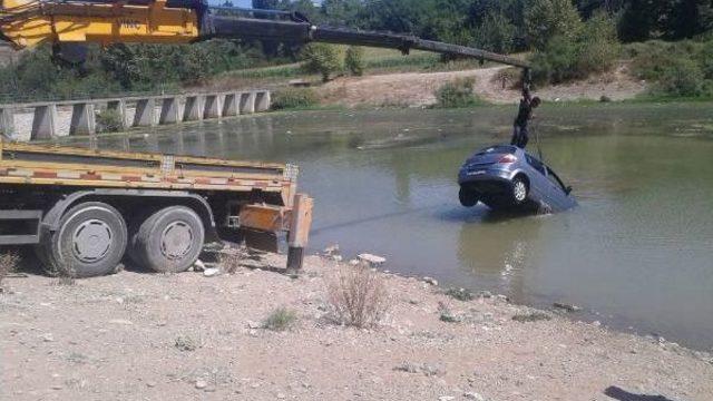 Bursa'da Yaralıya Yardım Ederken Kaybettiği Otomobil Derede Bulundu