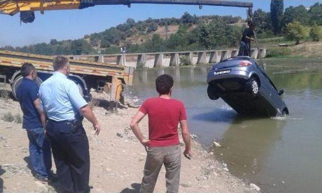 Bursa'da Yaralıya Yardım Ederken Kaybettiği Otomobil Derede Bulundu