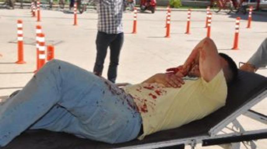 Motosikletli, Çarptığı Otomobilin Sürücüsünü Bıçakladı