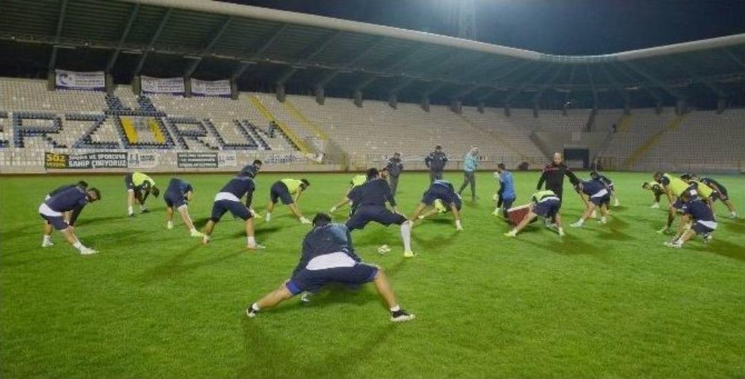 Bb Belediye Erzurumspor Kul&uuml;p Başkanı Ali Demirhan, Gece İdmanını İzledi