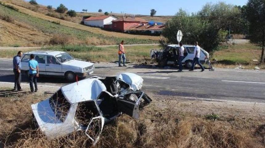 Samsun'da Iki Otomobil &Ccedil;arpıştı : 2 &Ouml;l&uuml;, 5 Yaralı