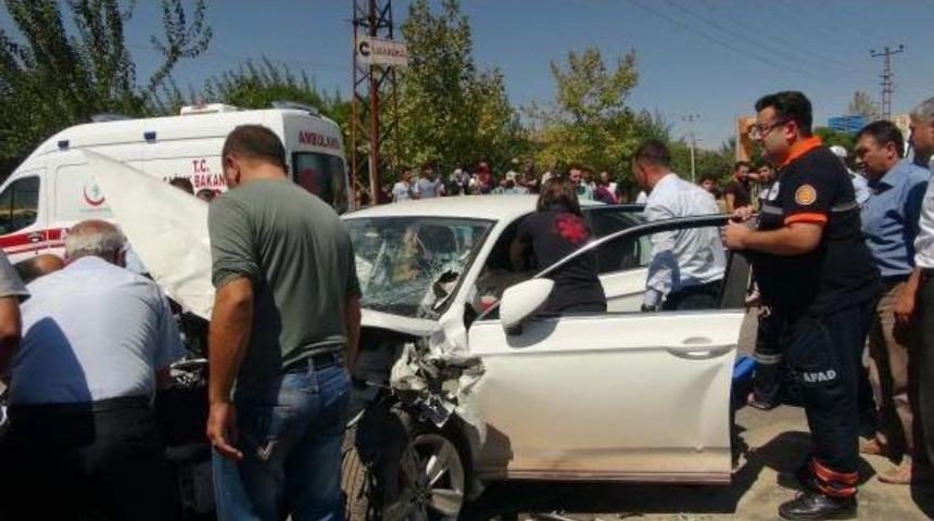 Kilis'te Otomobil Ile Yolcu Midib&uuml;s&uuml; &Ccedil;arpıştı: 6 Yaralı