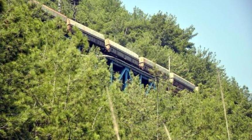 Osmaniye'de Y&uuml;k Trenine Bombalı Saldırı: 2 Yaralı (2)