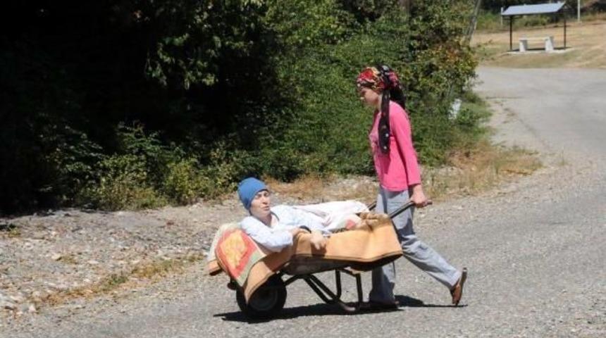 Sokağa El Arabasında &Ccedil;ıkabiliyor