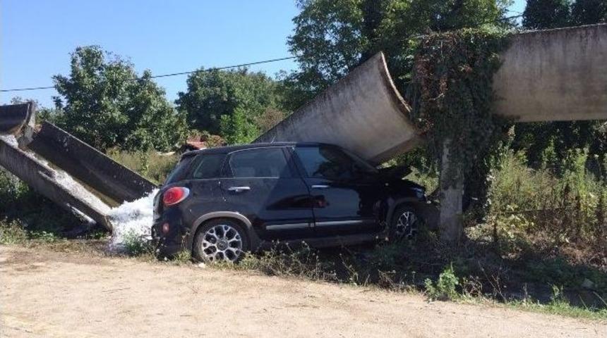 Su Kanaletine &Ccedil;arpan Otomobilin S&uuml;r&uuml;c&uuml;s&uuml; &Ouml;ld&uuml;