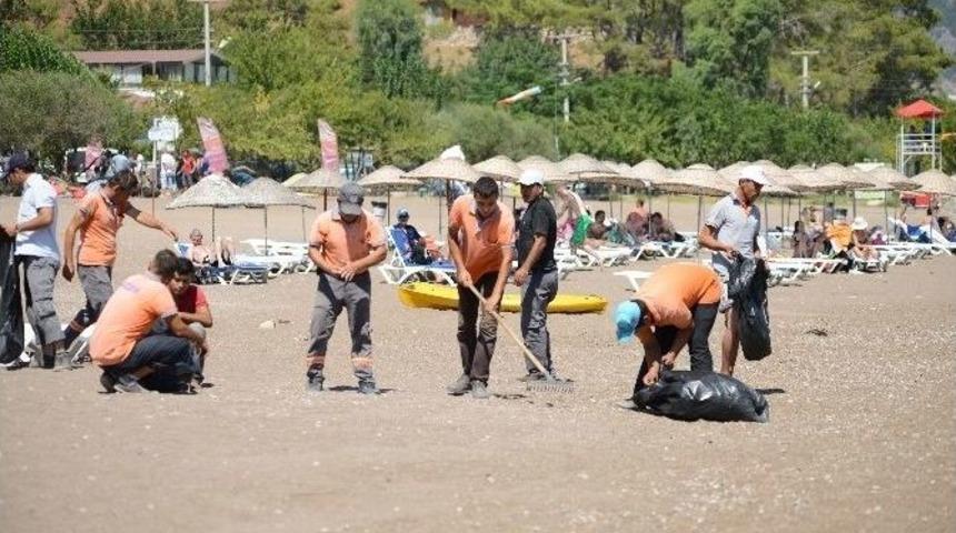 Adrasan Sahilinde Temizlik &Ccedil;alışması