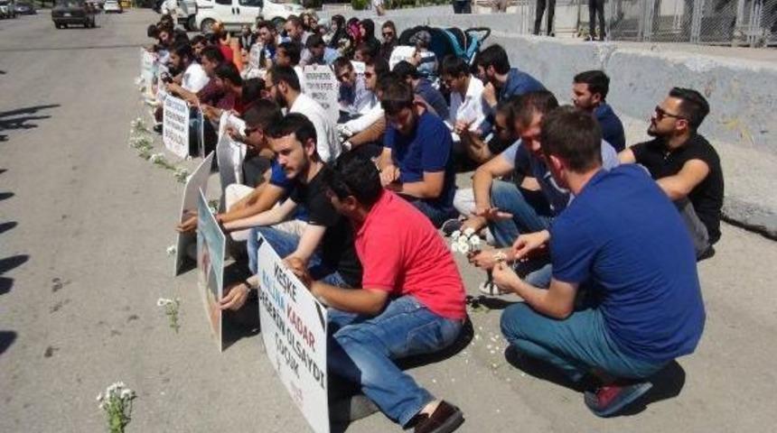 Bm Binası &Ouml;n&uuml;nde 'aylan Kurdi' Protestosu