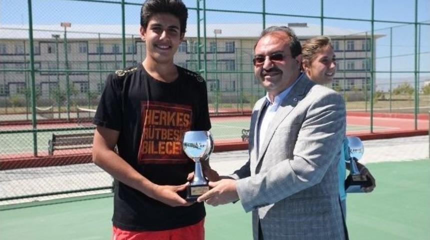 İbrahim &Ccedil;e&ccedil;en &Uuml;niversitesi Tenis Şampiyonasına Ev Sahipliği Yaptı