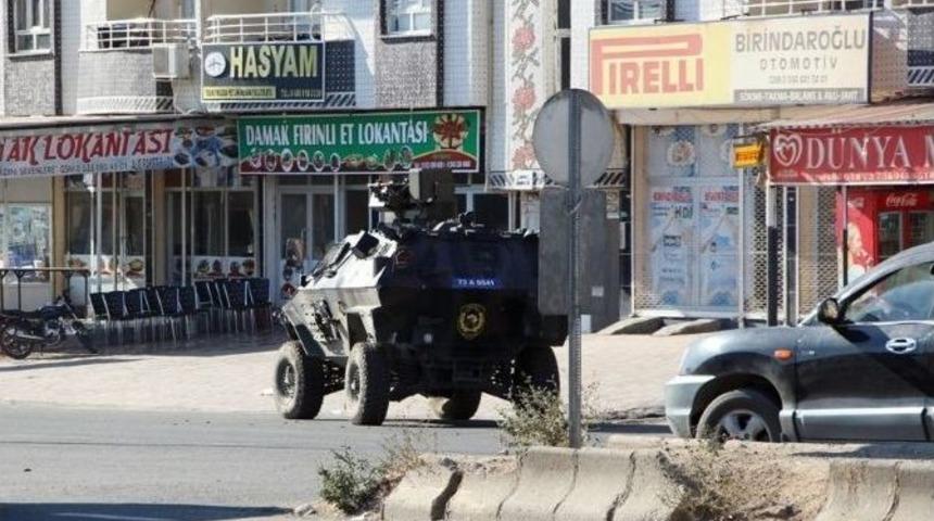 Ter&ouml;ristler Ka&ccedil;ırdığı Tır&rsquo;ı Barikat Olarak Kullanıp Polise Saldırdı