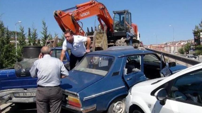 &Uuml;st Ge&ccedil;itte Freni Boşalan Tır, 5 Araca &Ccedil;arptı