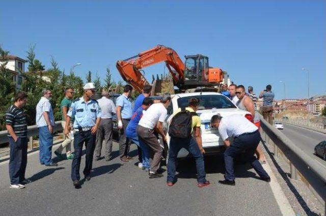 Üst Geçitte Freni Boşalan Tır, 5 Araca Çarptı 1