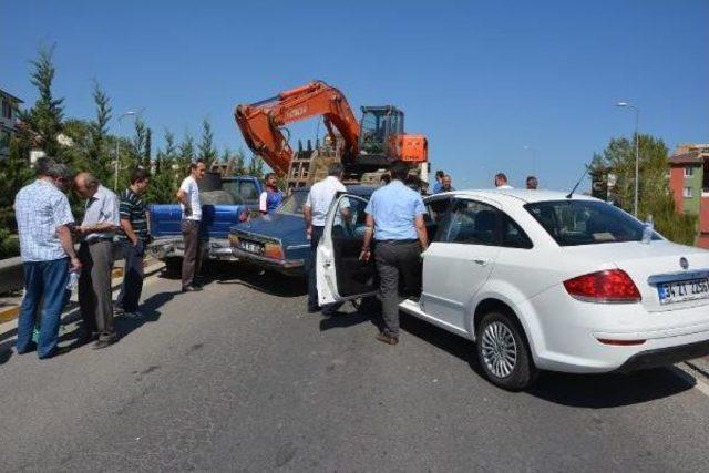 Üst Geçitte Freni Boşalan Tır, 5 Araca Çarptı 2