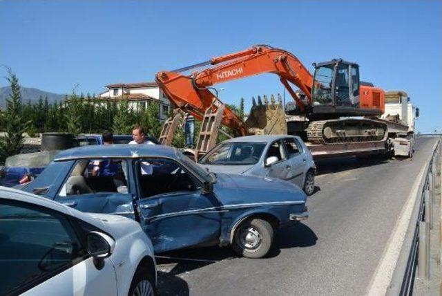 Üst Geçitte Freni Boşalan Tır, 5 Araca Çarptı 3