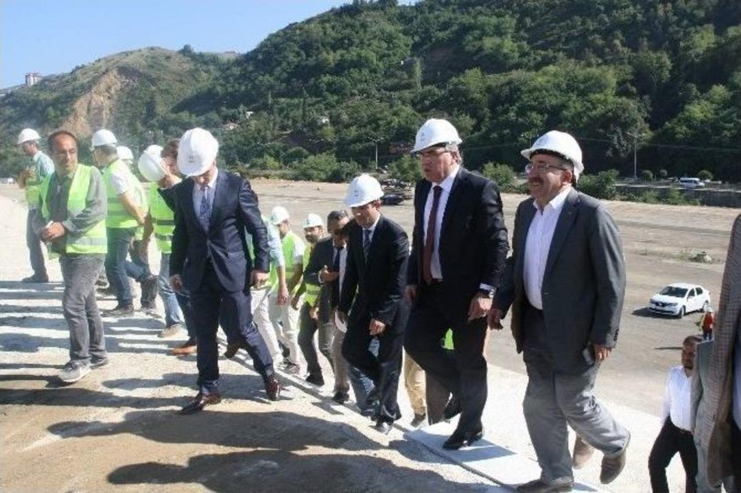 Toki Başkanı Turan, Akyazı Spor Kompleksinde İncelemelerde Bulundu