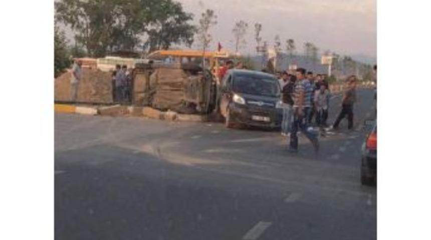 Kamyonet Otomobille &Ccedil;arpıştı: 1 &Ouml;l&uuml; 3 Yaralı