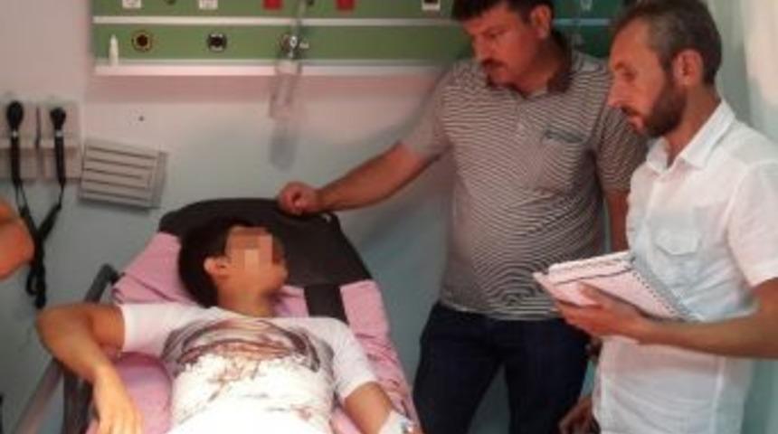 Bı&ccedil;aklı Saldırıya Uğrayan &Ccedil;ocuk Hastanelik Oldu