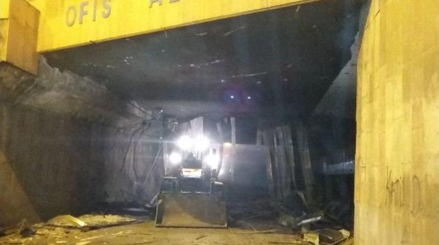 &Ccedil;&ouml;kme Riski Olan Alt Ge&ccedil;idin Tavanı S&ouml;k&uuml;ld&uuml;