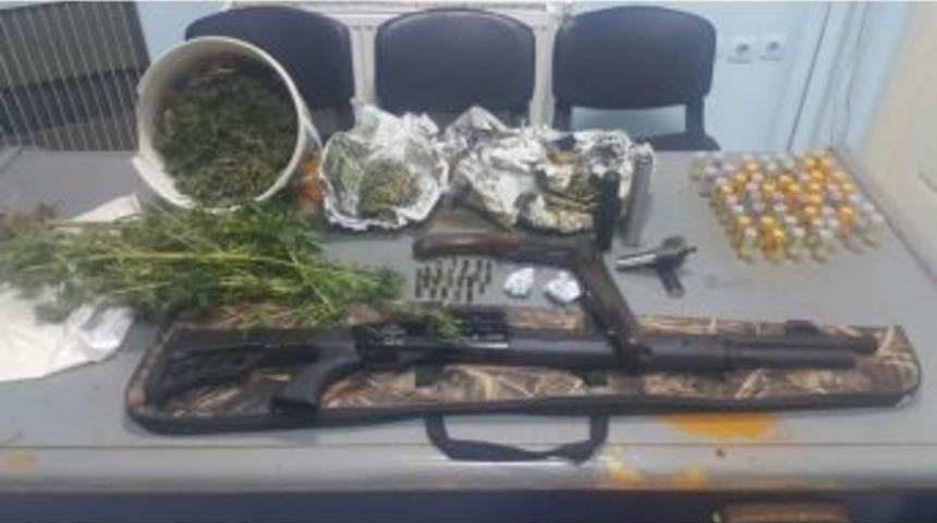 Bir Kilo Esrarla Yakalanınca Tutuklandı