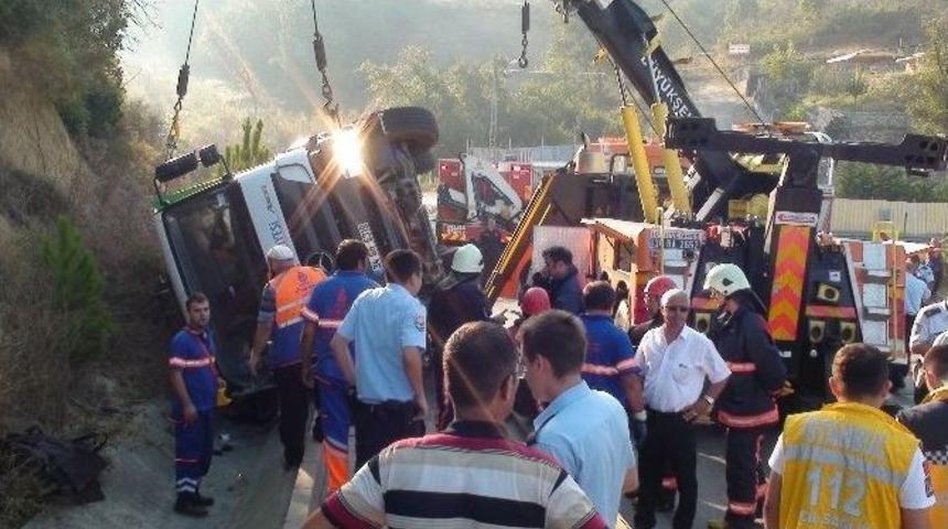 &Ccedil;&ouml;p Toplama Kamyonu Su Kanalına U&ccedil;tu: 1 &Ouml;l&uuml;, 1 Yaralı