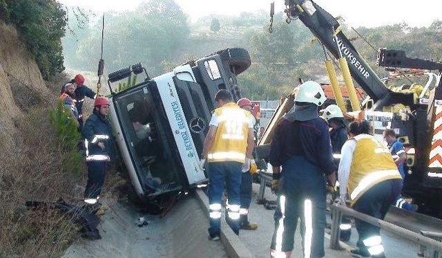 Çöp Toplama Kamyonu Su Kanalına Uçtu: 1 Ölü, 1 Yaralı