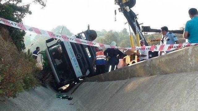 Çöp Toplama Kamyonu Su Kanalına Uçtu: 1 Ölü, 1 Yaralı