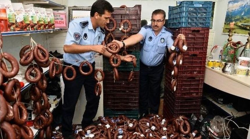 Muratpaşa&rsquo;da Kokmuş Sucuk Operasyonu