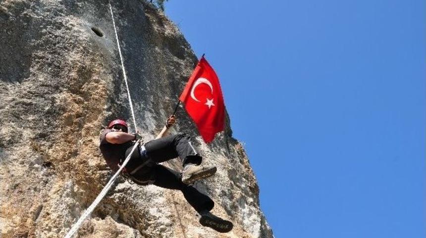 Dağcılardan Ter&ouml;re Tepki İ&ccedil;in Bayraklı Tırmanış