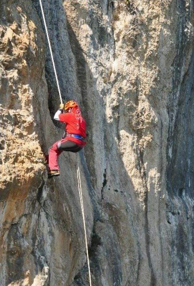 Dağcılardan Teröre Tepki İçin Bayraklı Tırmanış