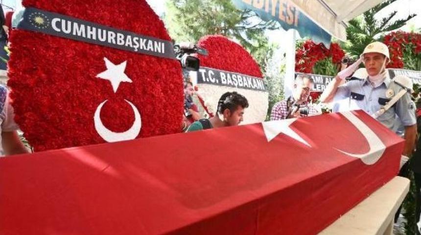 Şehit Emniyet Amiri Aksoy G&ouml;zyaşlarıyla Toprağa Verildi