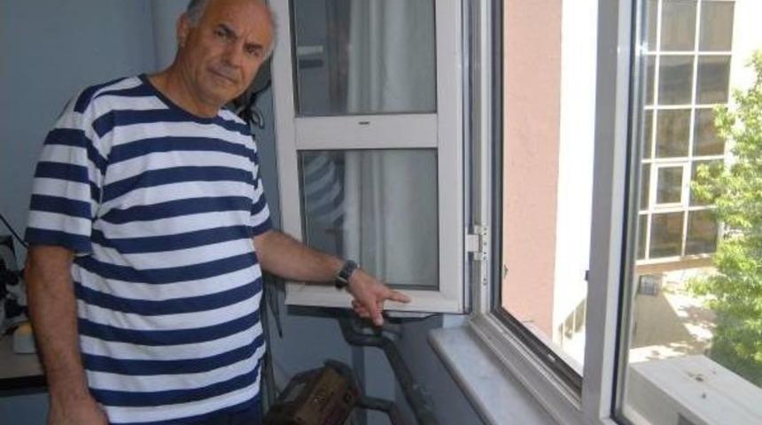 Kene Umanı Profes&ouml;re 'kene' Cezası