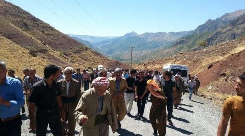 Şemdinli'de Pkk'nın K&ouml;pr&uuml; Bombalamasına K&ouml;yl&uuml;lerin Isyanı