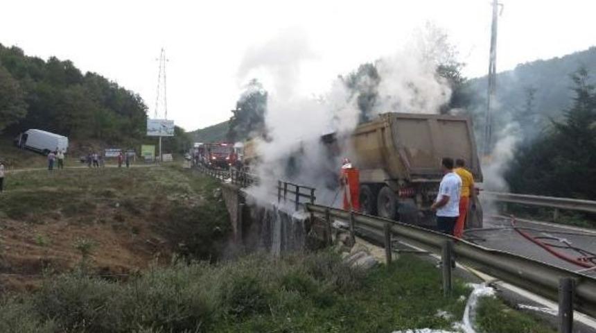 &Ccedil;arpışan Hafriyat Kamyonları Alev Alev Yandı