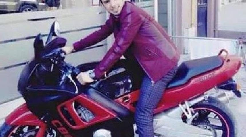 Otomobile &Ccedil;arpan Motosikletin S&uuml;r&uuml;c&uuml;s&uuml; &Ouml;ld&uuml;