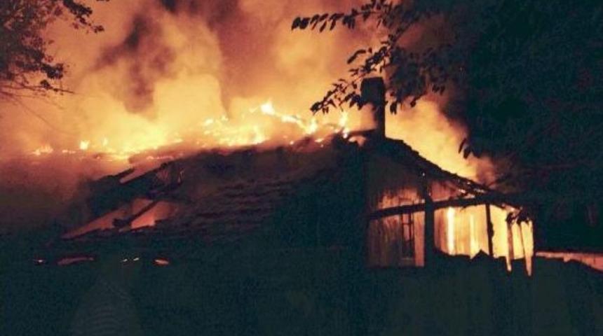 Ot Ve &Ccedil;alılık Yangını Eve Sı&ccedil;rayıp, K&uuml;l Etti