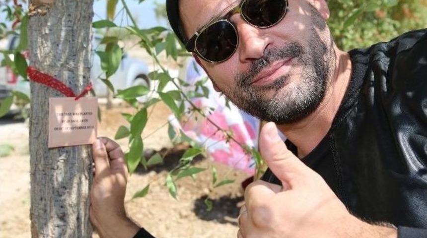 Bel&ccedil;ikalı &Uuml;nl&uuml; Dj Davis, Expo Alanına &lsquo;mercan&rsquo; Ağacı Dikti