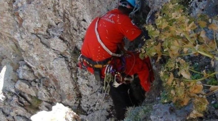 Akut, Dağda Mahsur Kalan Altı Ke&ccedil;iyi Kurtardı