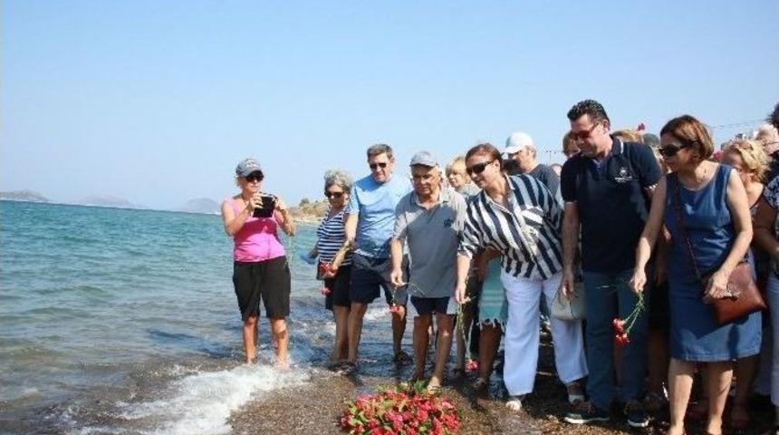 Minik Aylan&rsquo;ın &Ouml;ld&uuml;ğ&uuml; Yere Karanfil Bıraktılar